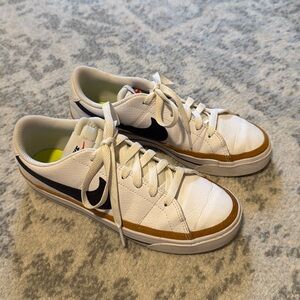 Nike court tennis shoes